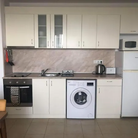 Spacious, 2 Bed Apt, Orchid